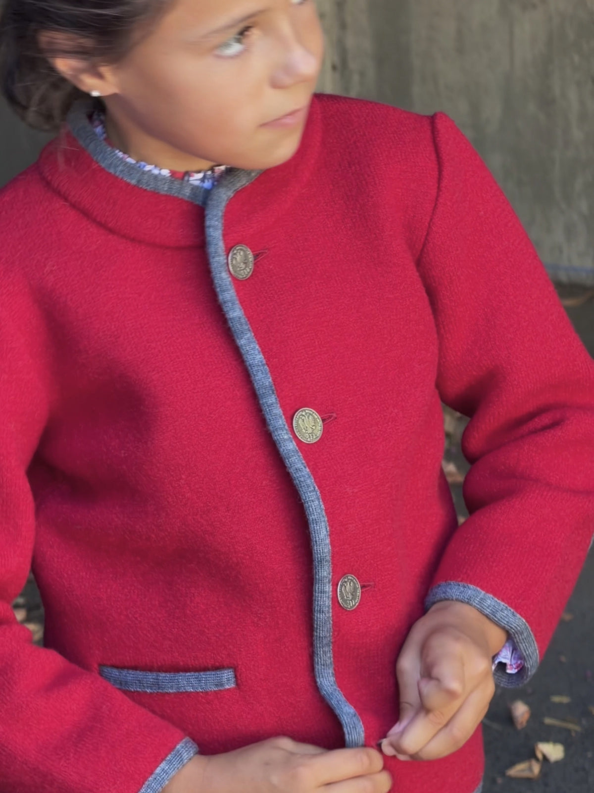 Chaqueta austriaca roja ribete gris