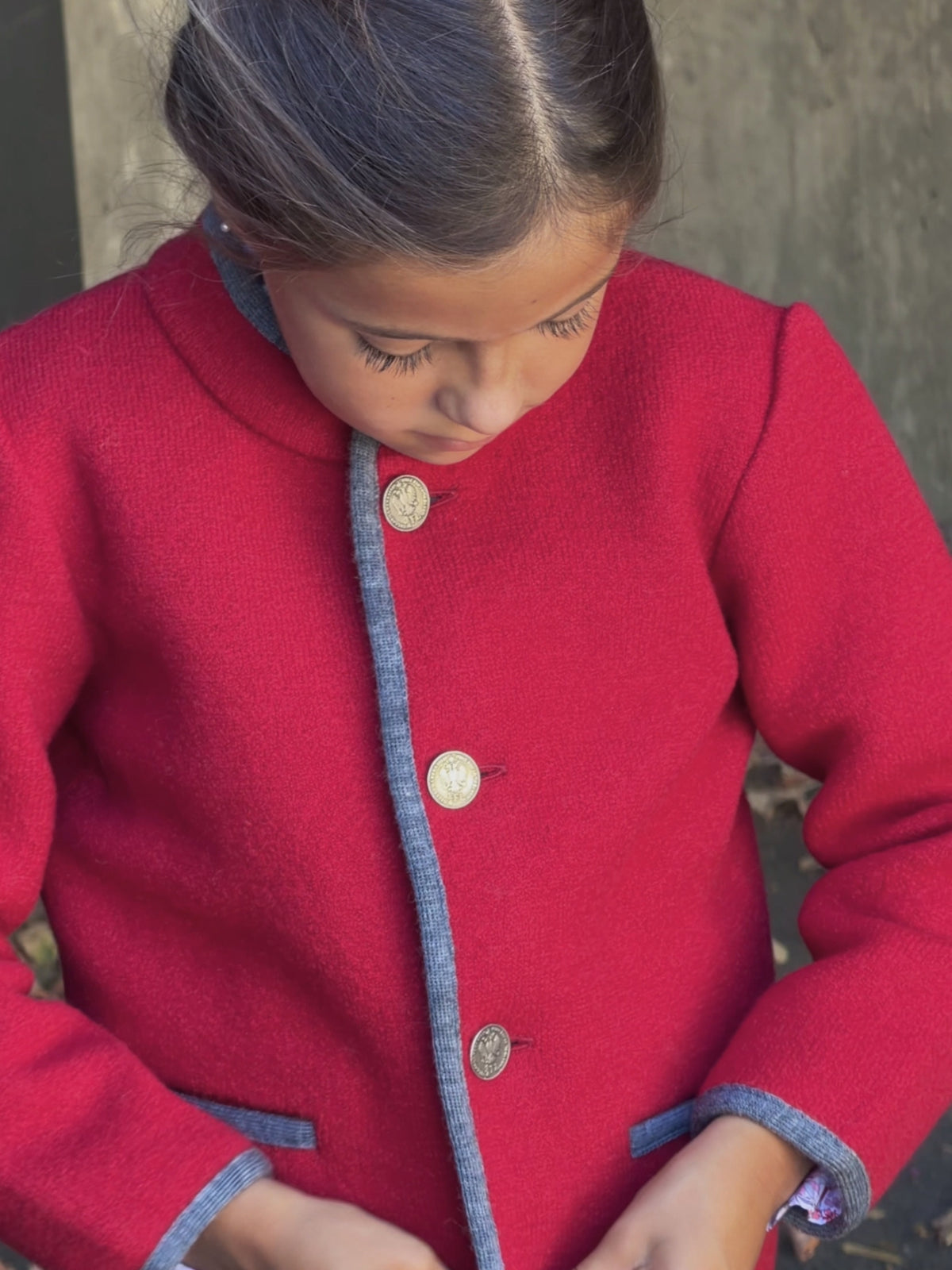 Chaqueta austriaca roja ribete gris