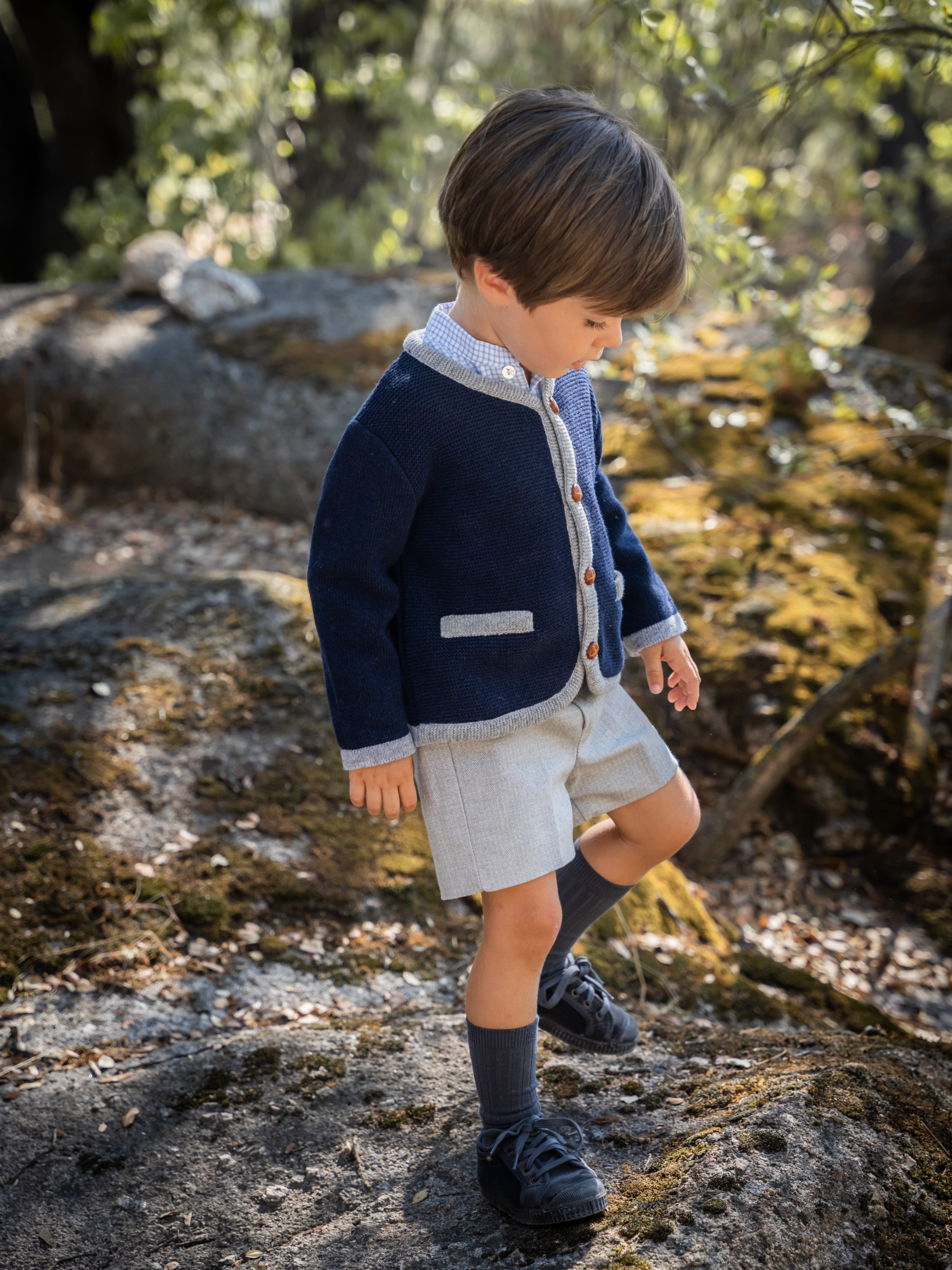 Veste bleue avec bordure grise