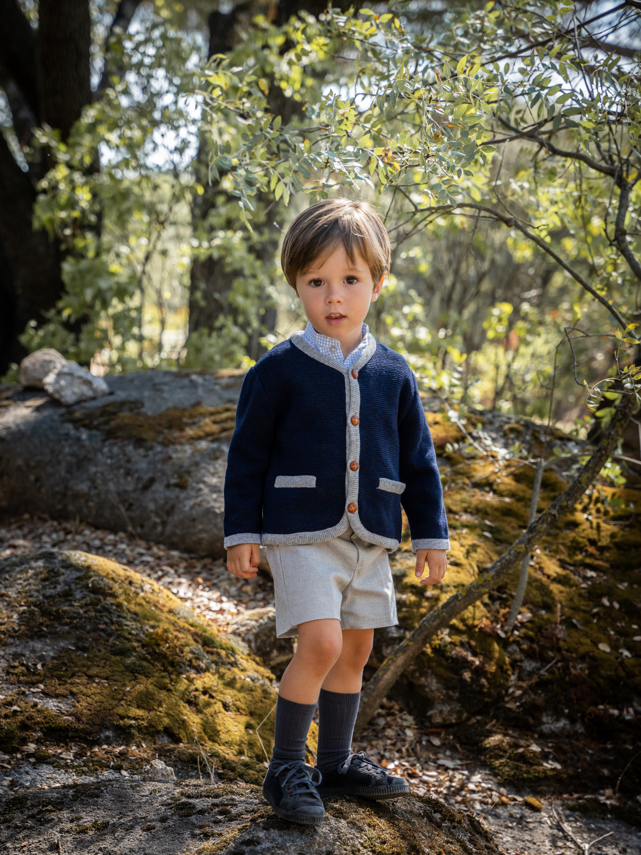 Veste bleue avec bordure grise