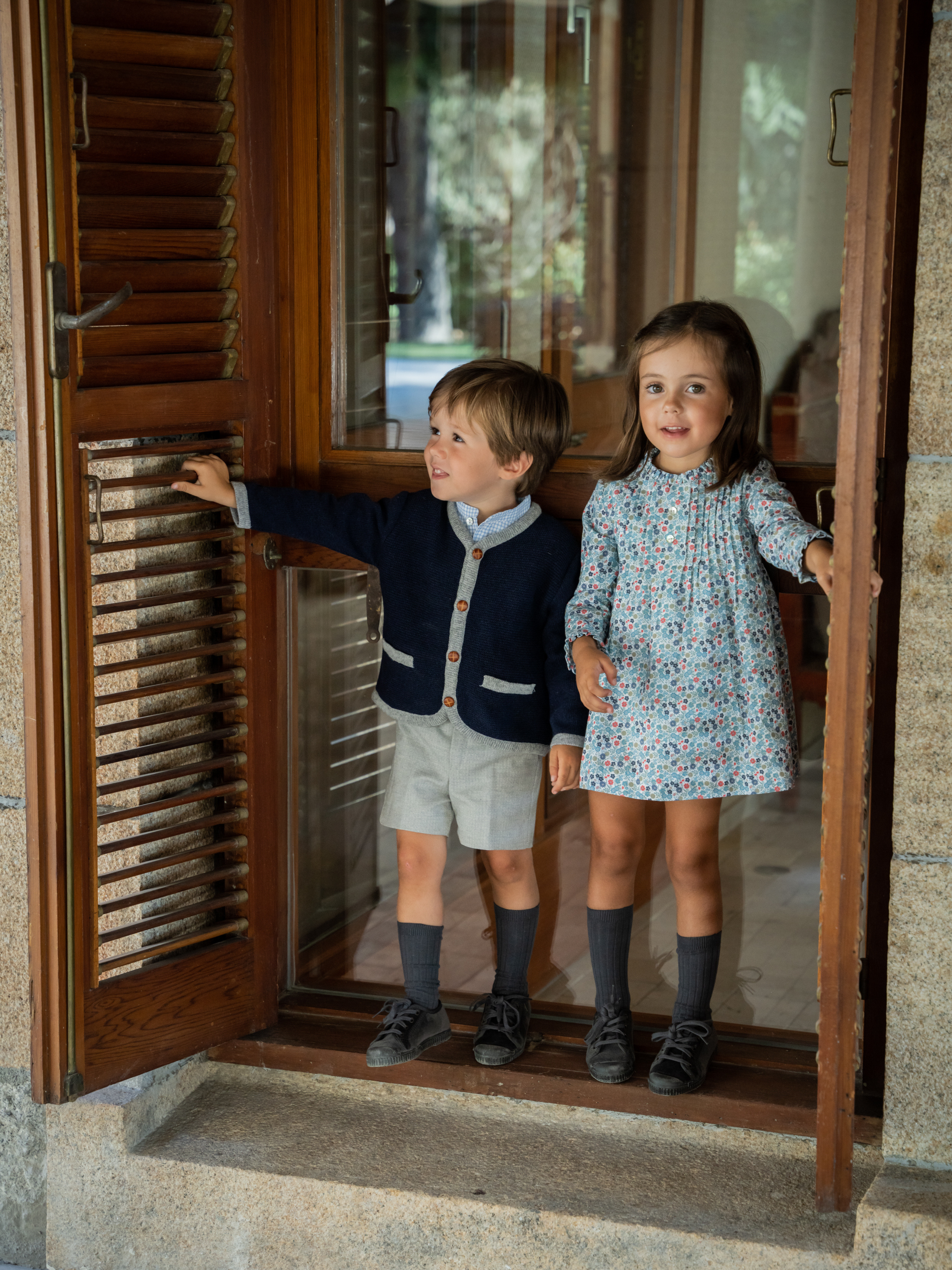 Veste bleue avec bordure grise