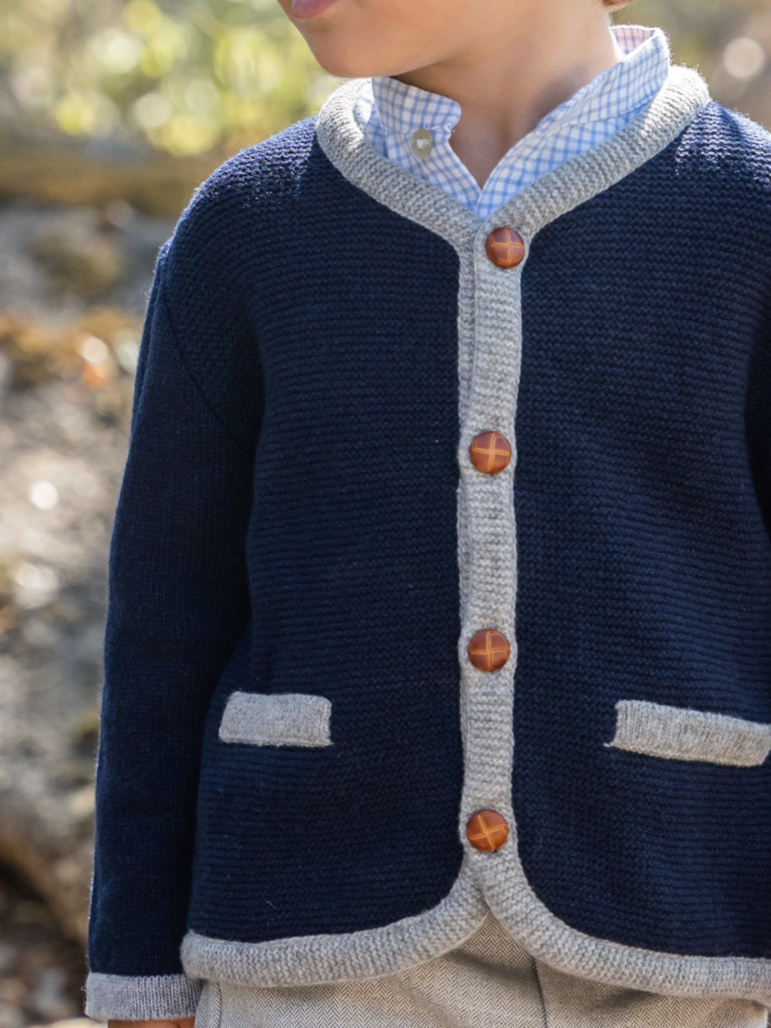 Veste bleue avec bordure grise