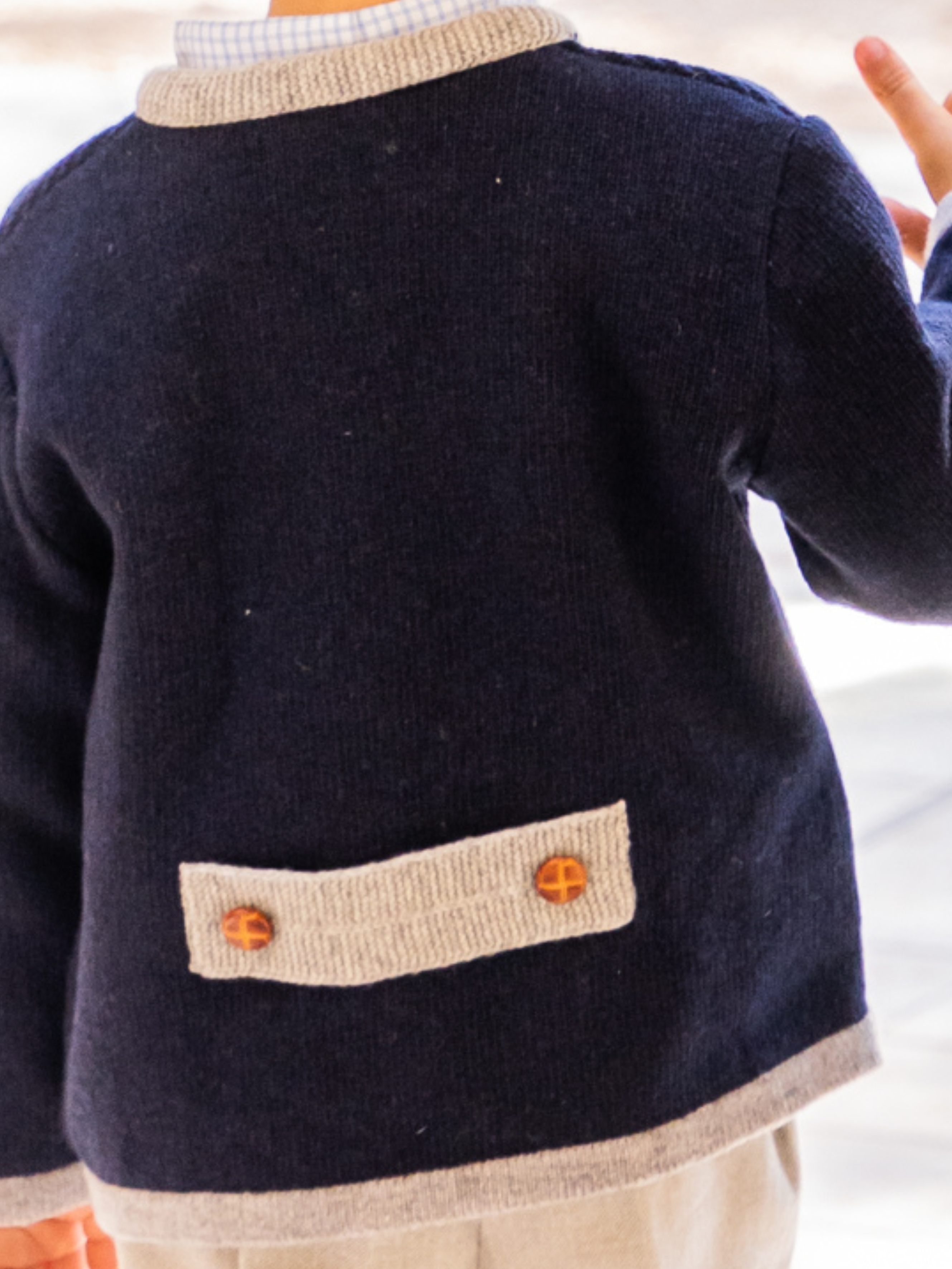 Veste bleue avec bordure grise