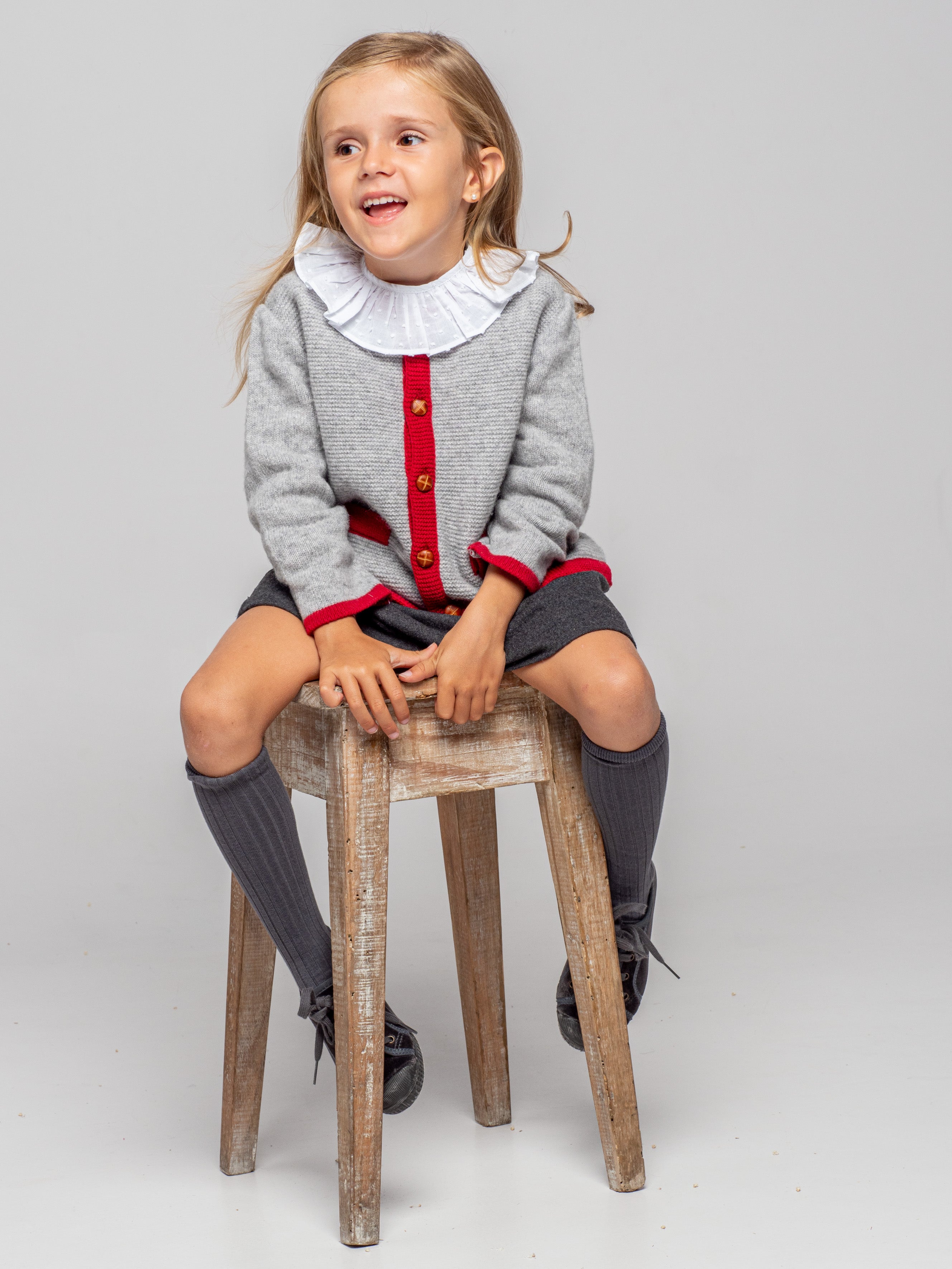 Veste tricotée à bordure rouge