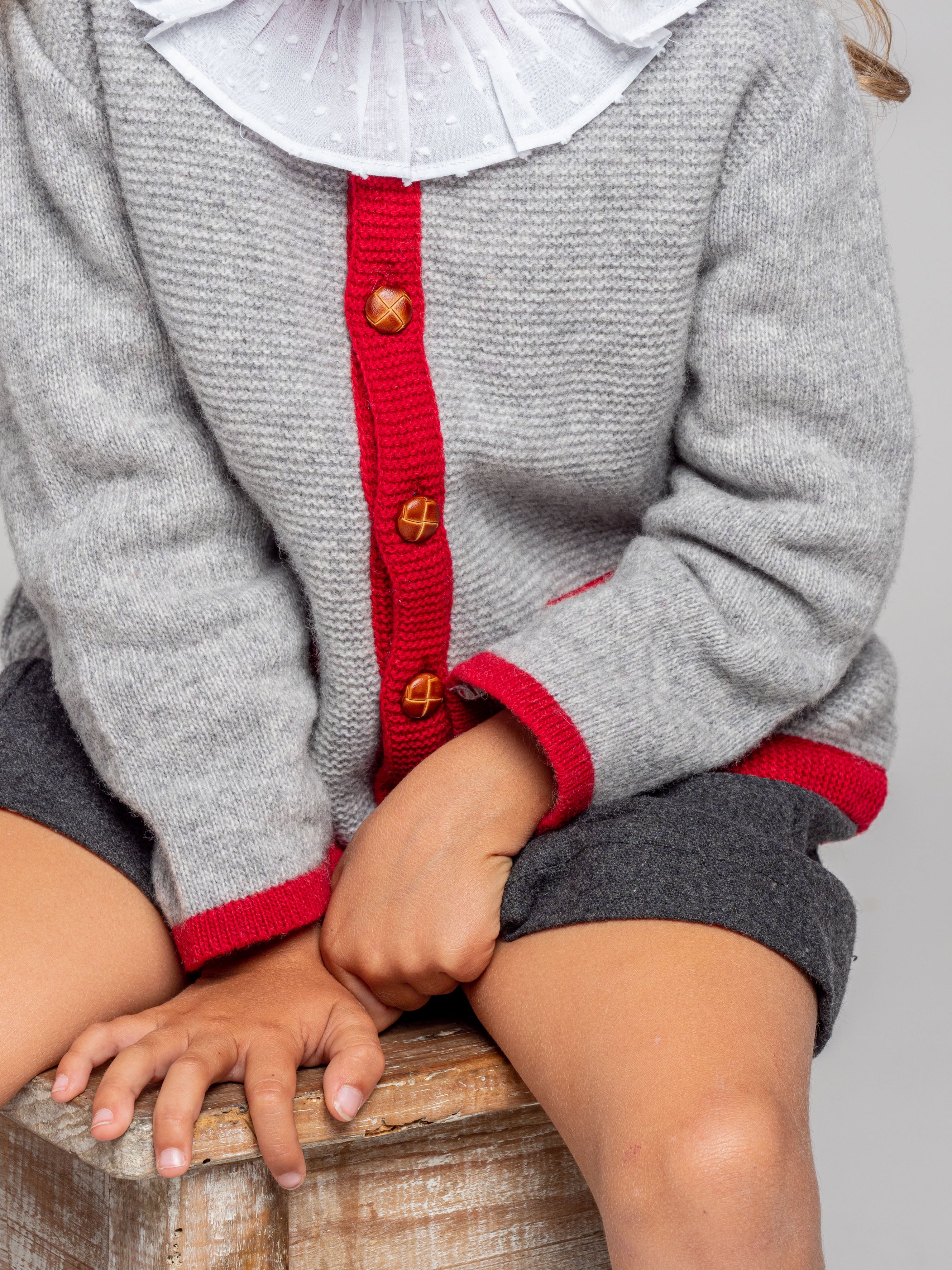 Veste tricotée à bordure rouge